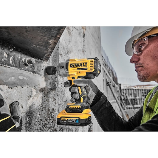 DCF900H2T-GB 18V XR Brushless 1/2" Hog Ring High Torque Impact Wrench - 2 X 5Ah POWERSTACK Battery