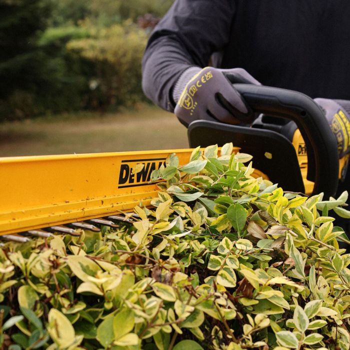 DCMHT567N XR Hedge Trimmer 18V Body Only